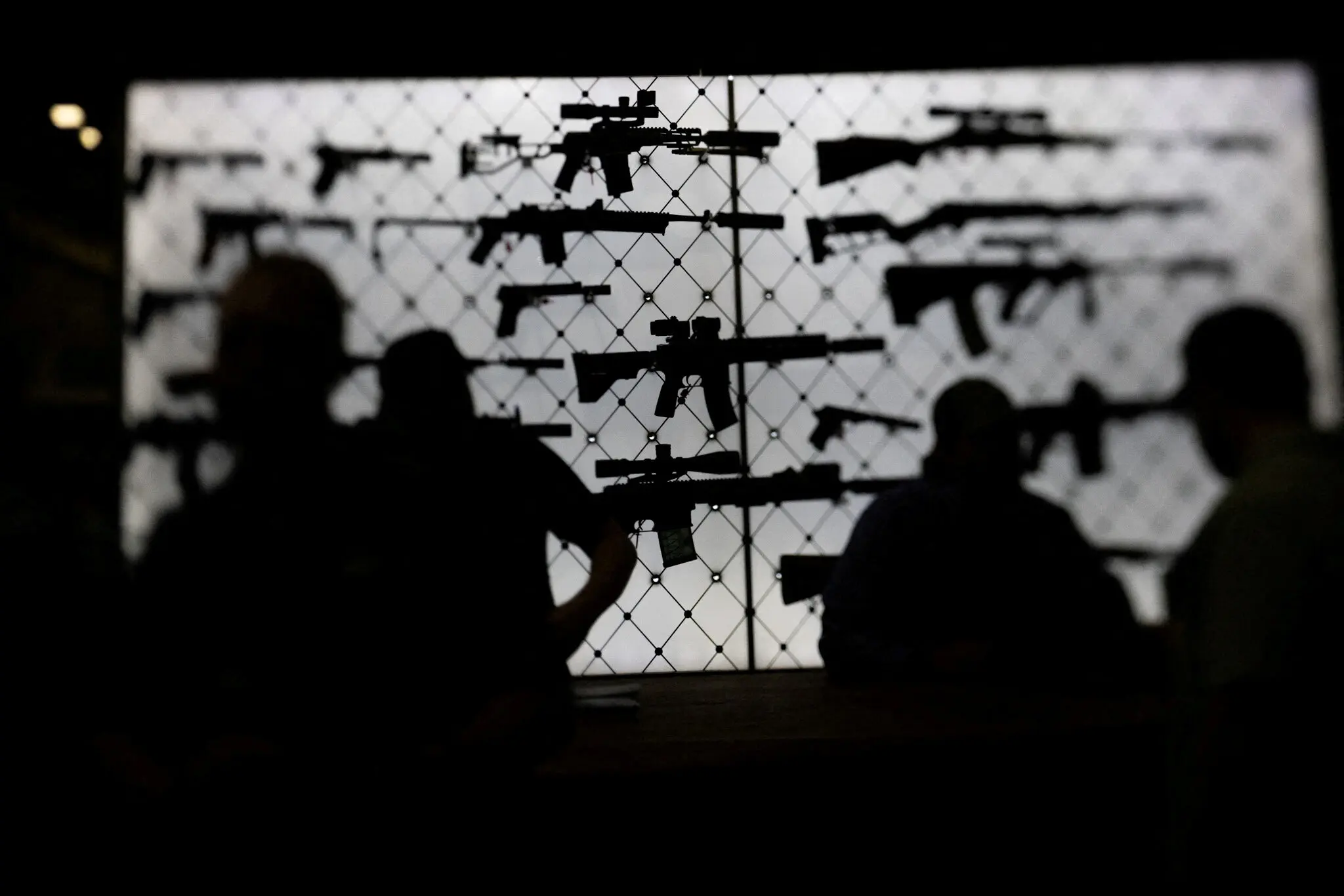 Гвинтівки типу AR-15 часто доповнюються простими у придбанні прицілами та іншими аксесуарами, які можуть зробити навіть ненавченого стрільця смертельним